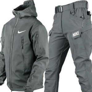 Nike – Windjacke und Hose